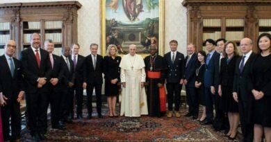 BALANCE DE UN PONTIFICADO POLEMICO: DIALOGO ENTRE LOS SACERDOTES GABRIEL CALVO ZARRAUTE Y CHARLES MURR